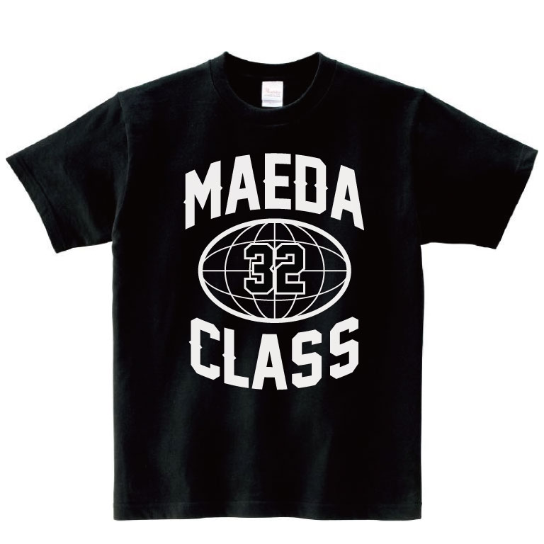 地球儀とカレッジ風デザインの黒のTシャツ
