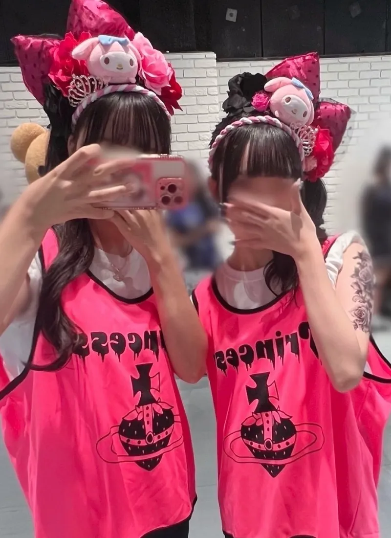 ピンクビブス盛り髪