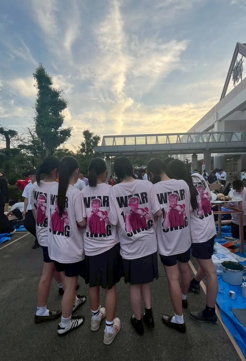 背面WEAR SWAGがずらりと並ぶ後ろ姿