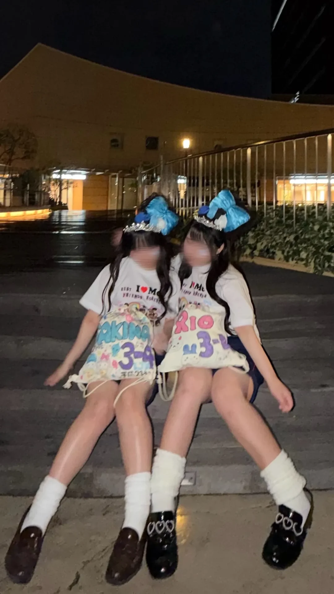 夜の屋外でおそろいフォトT