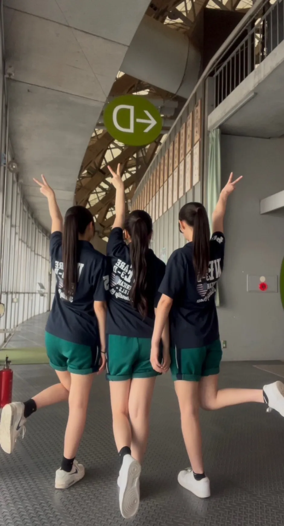 ハイビスカスのポロシャツでピースする3人
