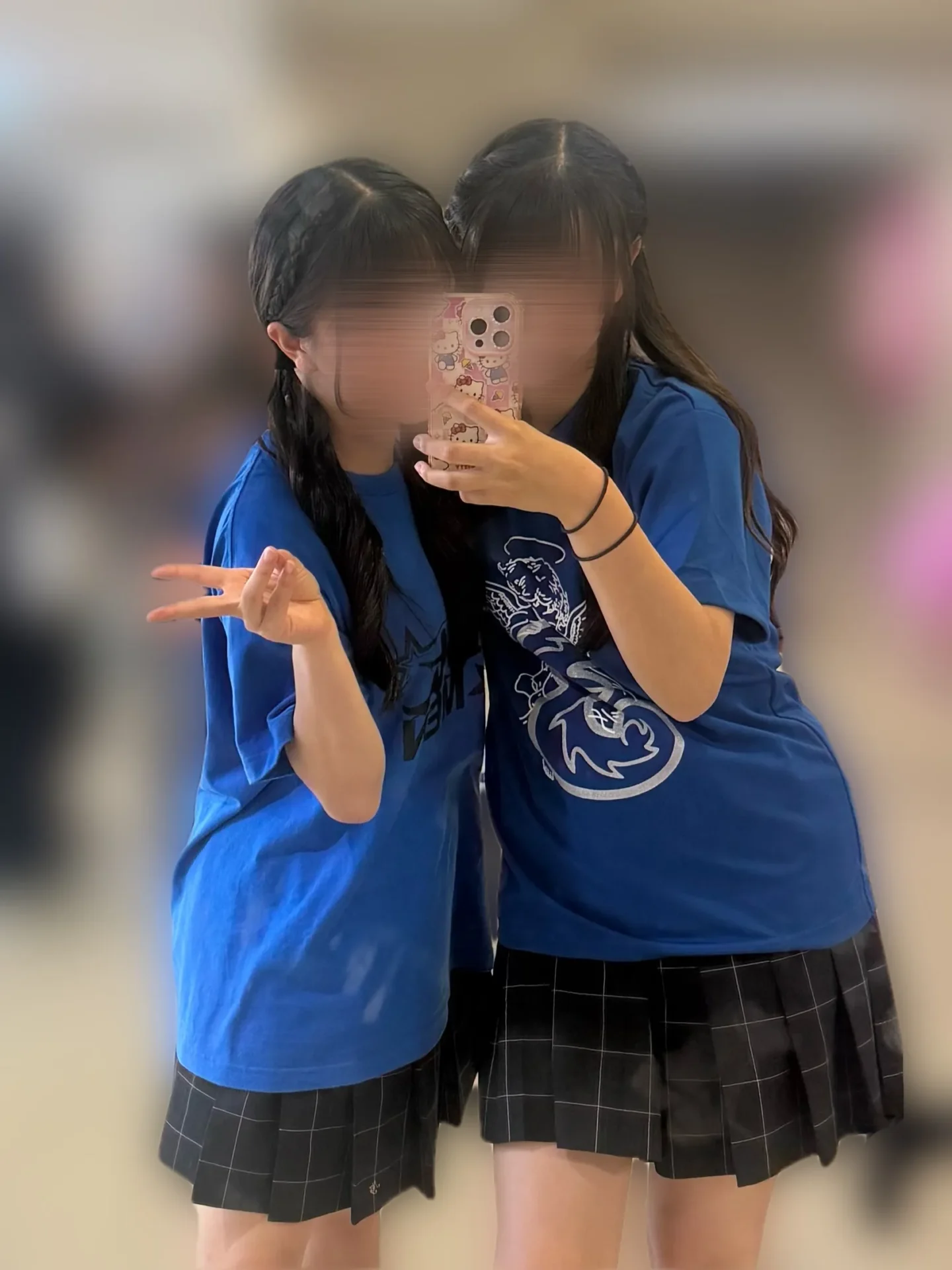 ロイヤルブルーのエンジェルTシャツ着用ショット