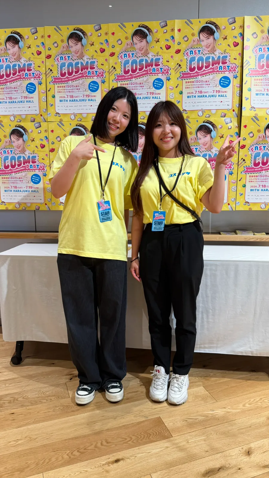 FAST COSME PARTYスタッフTシャツを着た前面