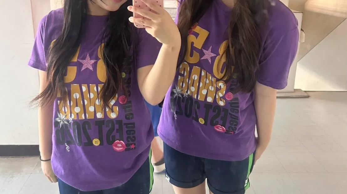 3★5 SWAGのクラスTシャツを着た鏡越しショット