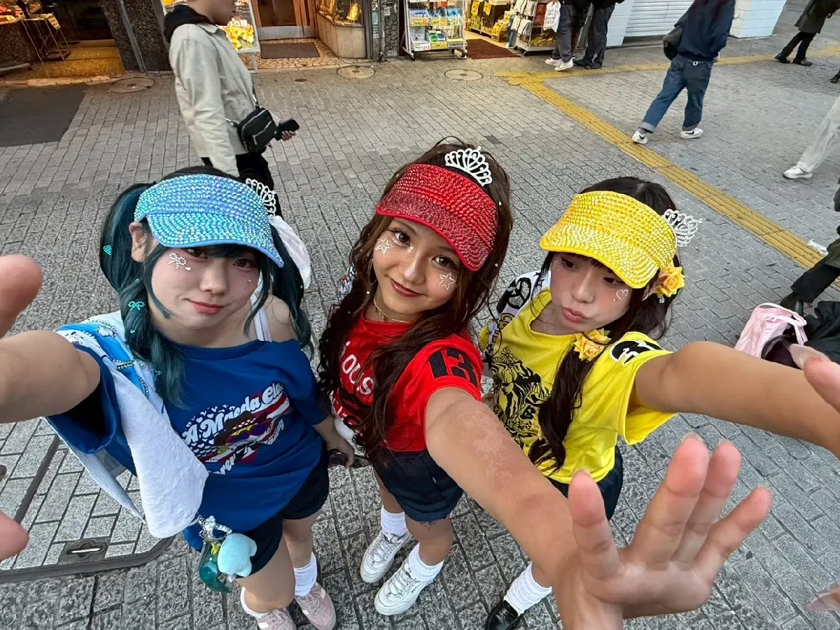 ぷりめでぃ応援部 渋谷編でクラスTシャツを着たメンバー