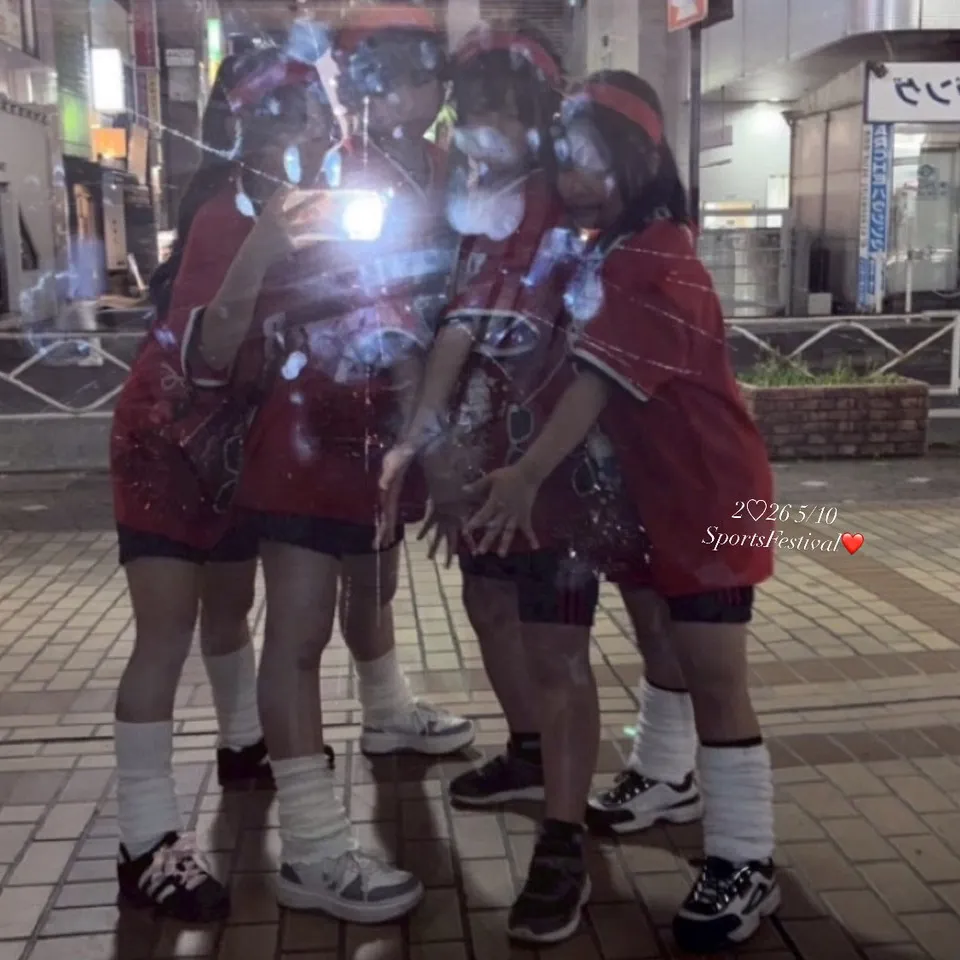 夜の街で赤いクラスTシャツを着たスナップ