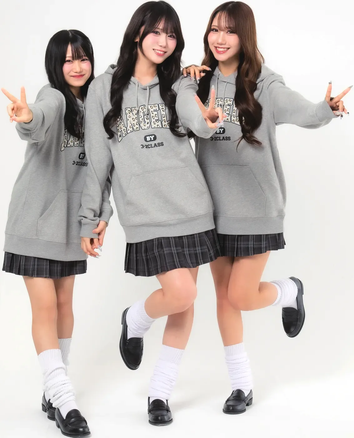 杢グレーのイベントパーカーにヒョウ柄カレッジロゴ(D-741)をフルカラー転写した3人の女子高生。制服のスカートとルーズソックスで着用