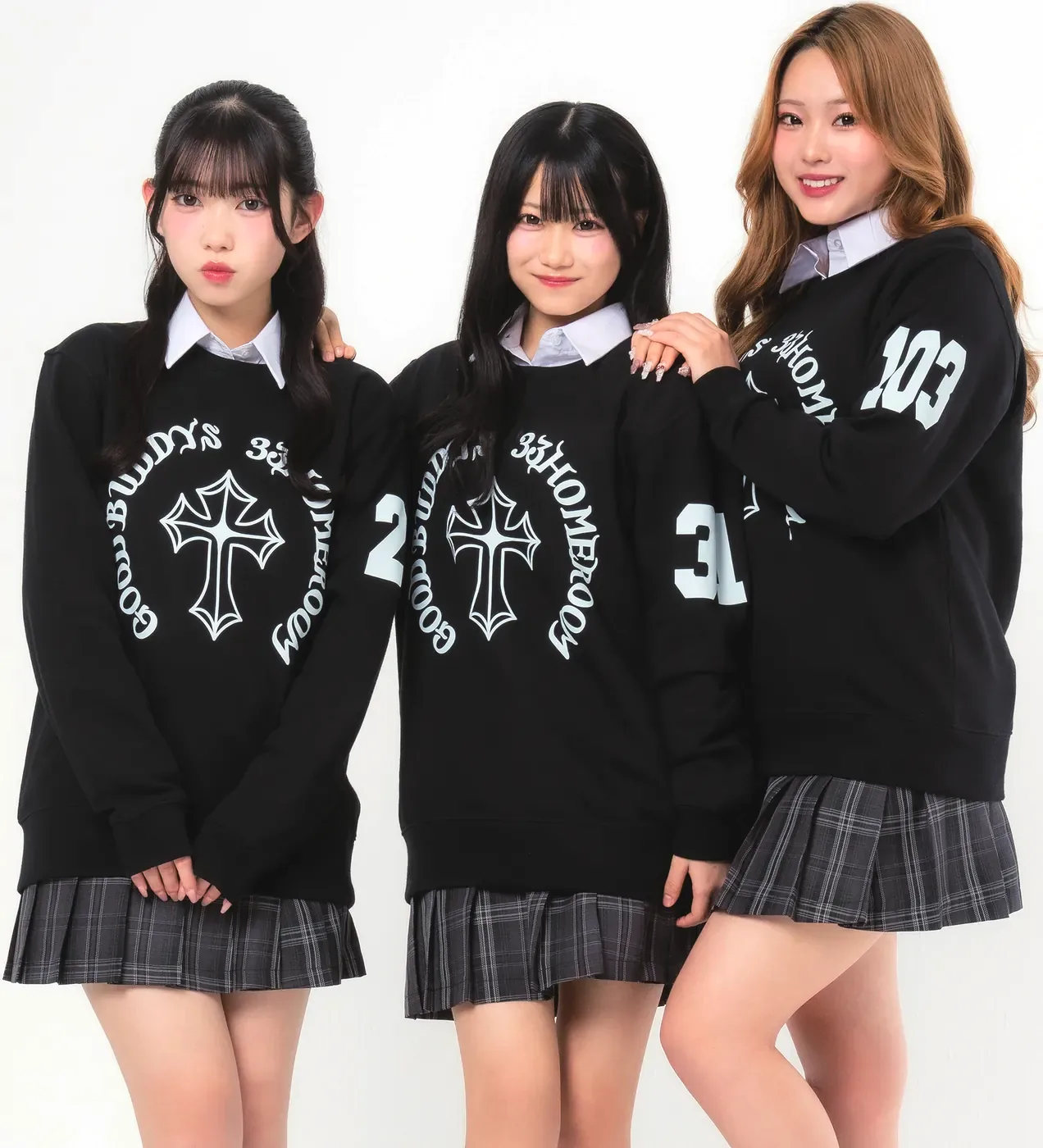 ブラックのイベントトレーナーに白のクロスデザイン(D-598)と袖番号をプリントした強めGALスタイル。3人の女子高生が制服のスカートと合わせて着用