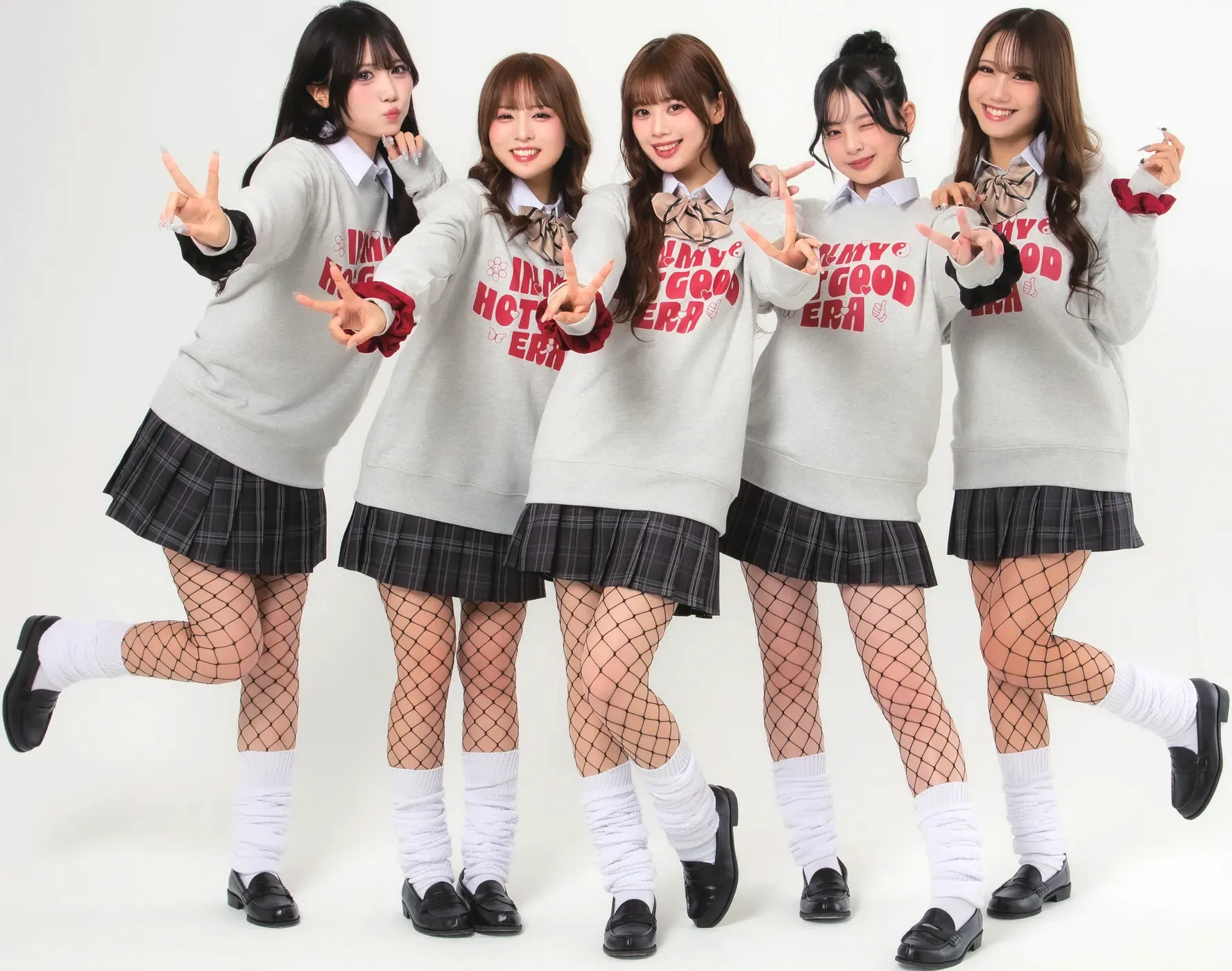 オートミールのイベントトレーナーに赤のレトロロゴ(D-738)をプリントした甘めGALスタイル。5人の女子高生が制服と合わせて着用