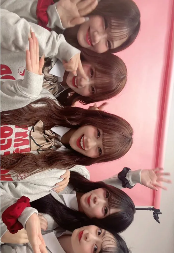 TikTok動画のサムネイル：オートミールのトレーナーを着た5人の女子高生