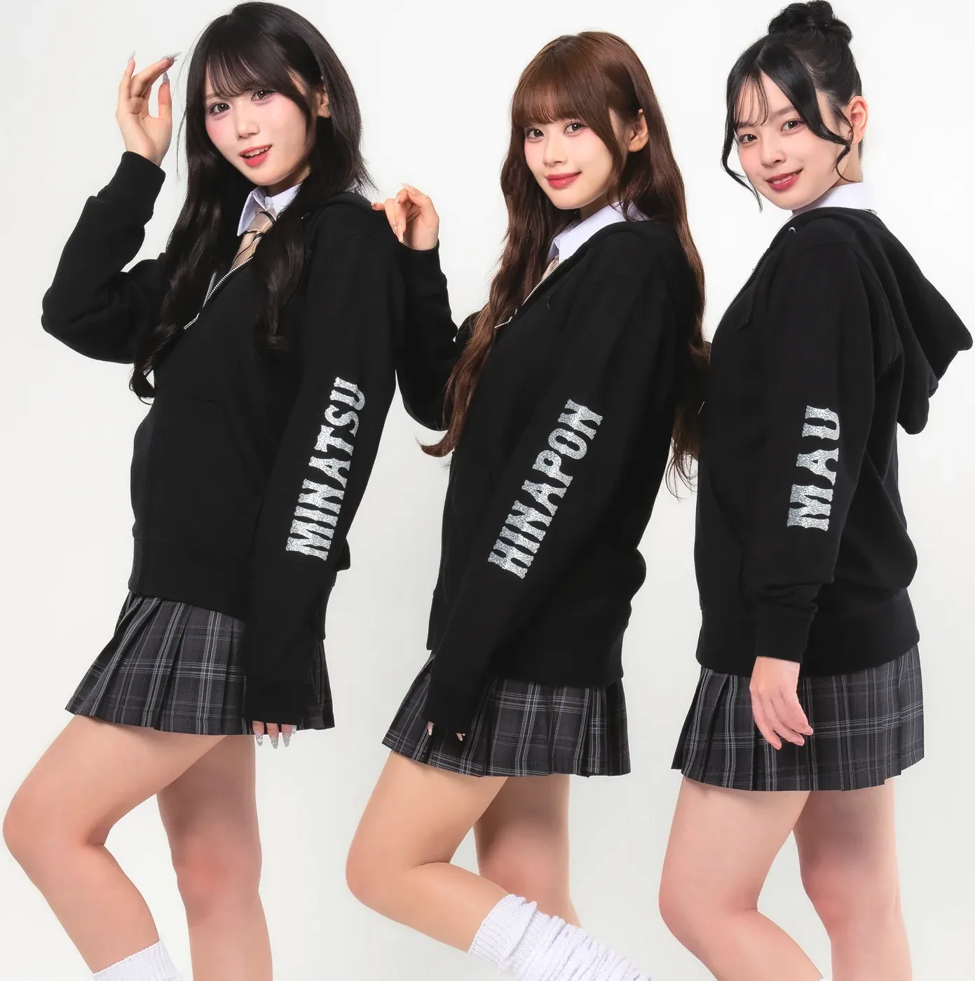 ブラックのイベントZIPパーカーの左袖にグリッターシルバーでそれぞれの名前をプリントした3人の女子高生