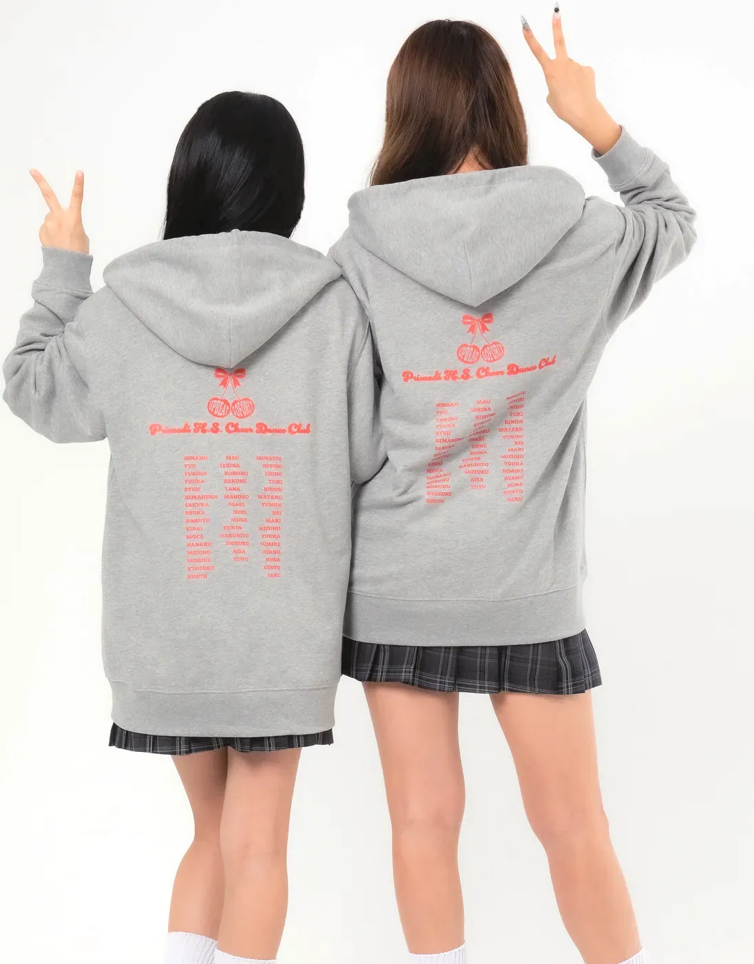 杢グレーのイベントZIPパーカーの背面にチェリーとクラス全員の名前(D-746)を赤でプリントした2人の女子高生の背面