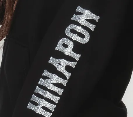 袖のネームプリント「HINAPON」のアップ。グリッターシルバーがキラキラ光る